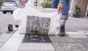Le collectif allemand Raubdruckerin se sert des plaques métalliques des villes pour illustrer tee-shirts et tote bags
