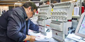 Découvrez les techniques pour un cerclage de broderie rapide.